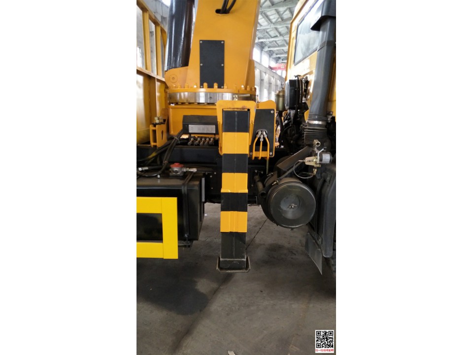 東風(fēng)特商10噸隨車吊吊機(jī)圖片