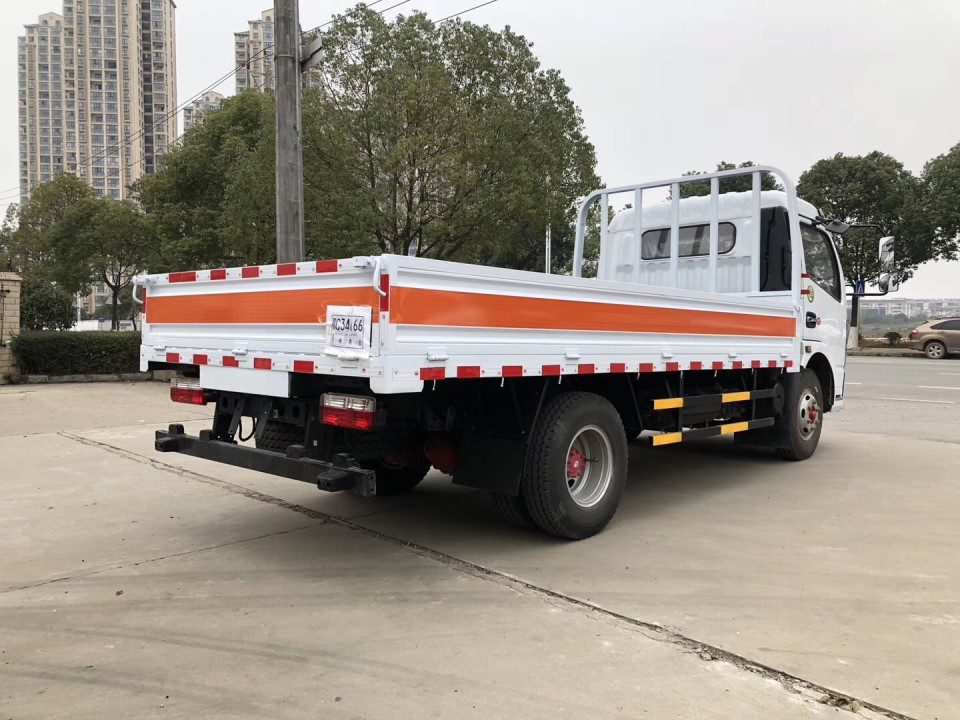 湖北程力東風(fēng)多利卡4米2氣瓶運輸車 (6)