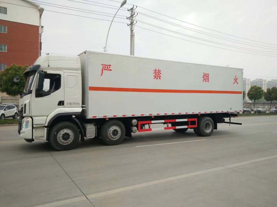 湖北程力前四后四2類柳汽乘龍9米6廂式氣瓶運輸車 (4)
